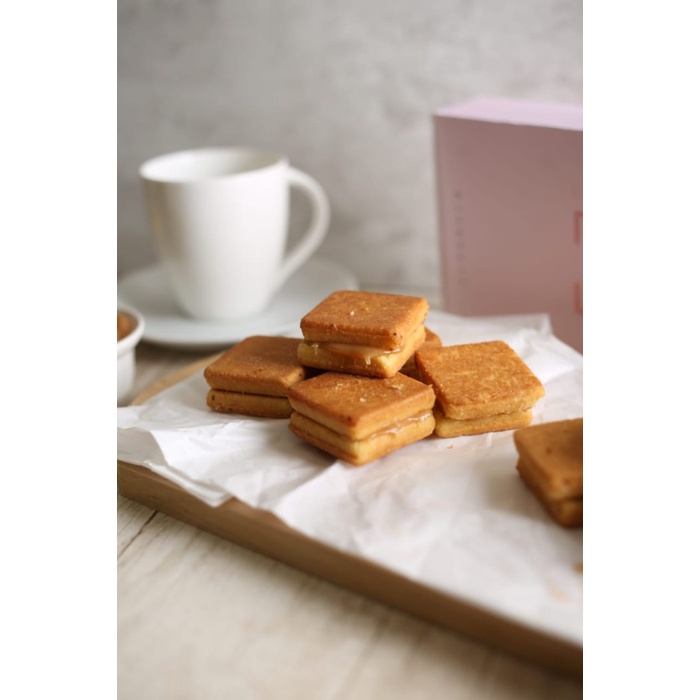 

Momoiro Sando Biscuits Buttercream and caramel