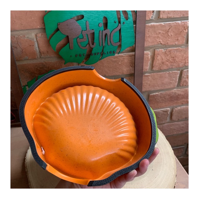 Pet clam plate with rubber