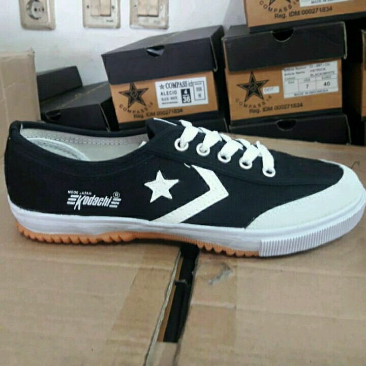 sepatu kodaci bintang hitam putih 8119