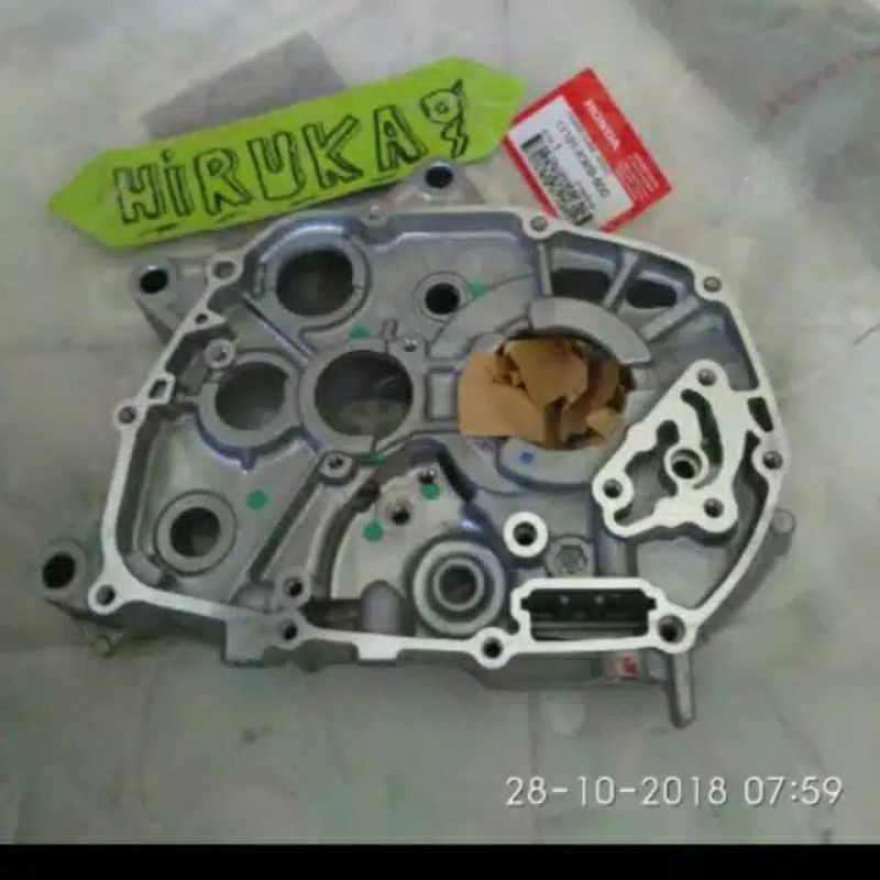 Crank case calter tengah tap oli revo 110 ori ahm 2009 - 2010 blade lama 2008 - 2010 11101-KWB-600