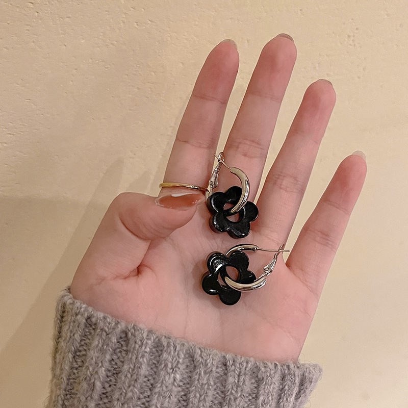 Anting Tusuk Motif Bunga Warna Hitam Untuk Wanita