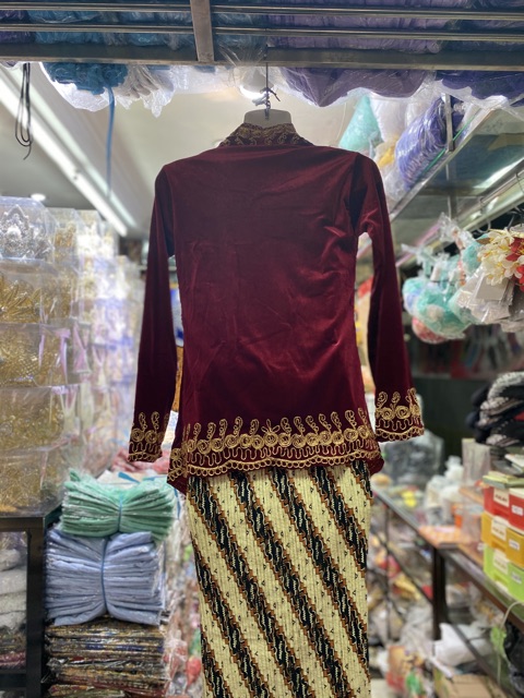 Kebaya bludru kornely