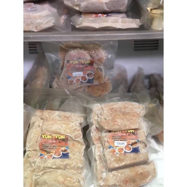 

YunYun Frozenfood TahuBaso (ori/pedas) Rolade (ori/pedas)