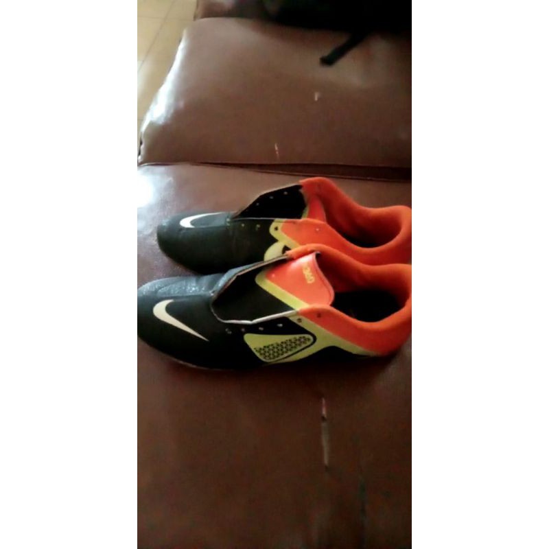 

Sepatu futsal