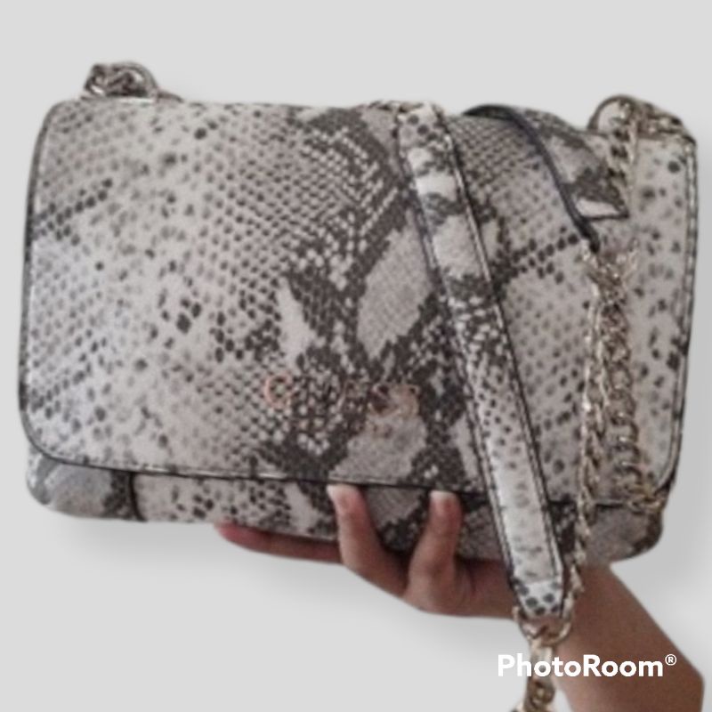 tas guess motif ular