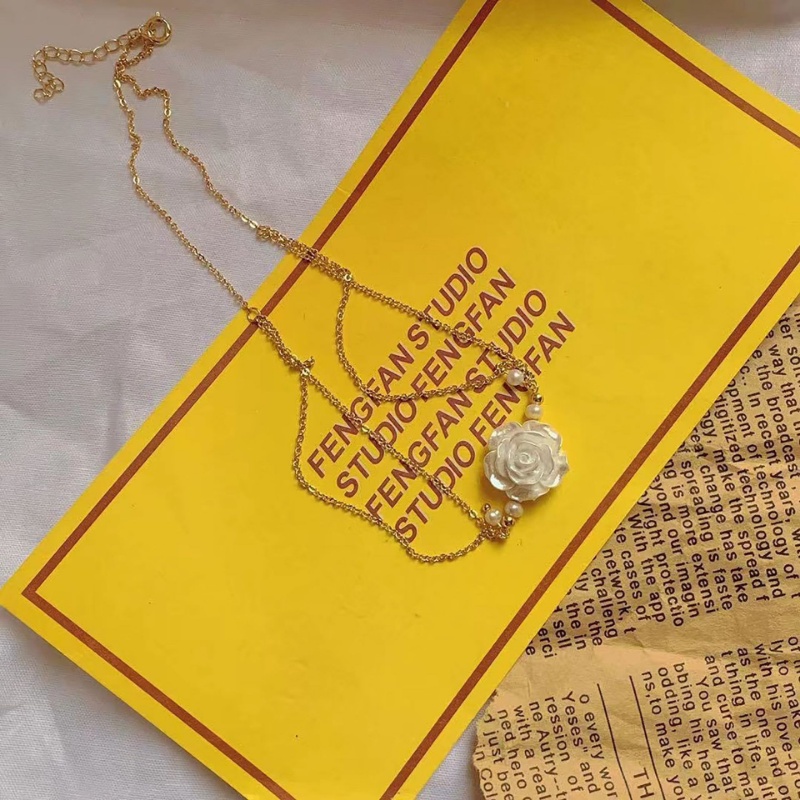 Kalung Rantai Klavikula Pendek Lapisan Ganda Desain Bunga Mawar Putih Aksen Mutiara Gaya Vintage