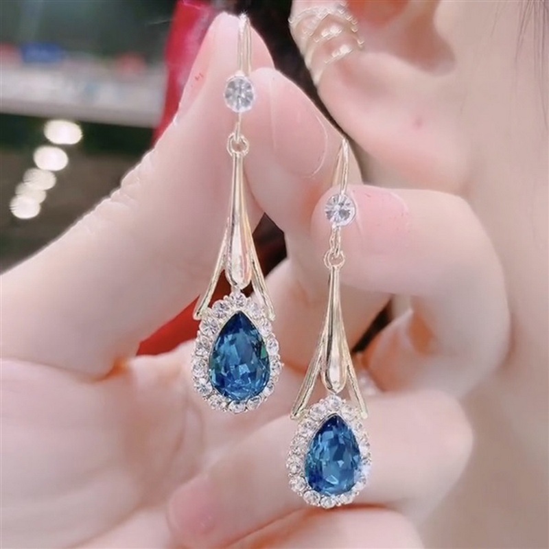 Anting Tusuk Gantung temperament Desain Tetesan Air hollow Hias Kristal / Berlian Hypoallergenic Untuk Wanita