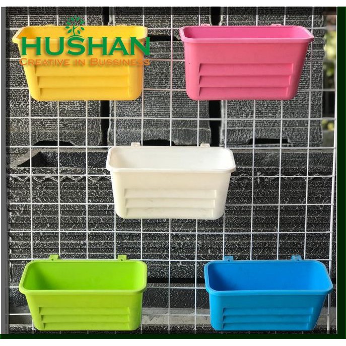 Pot Bunga Plastik Pot Tempel Pelangi warna Hitam Putih Biru Hijau Ungu  P 22 Cm Tinggi 15 Cm