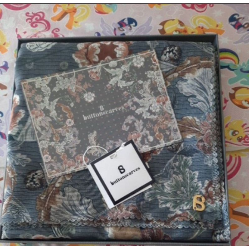 preloved buttonscarves the royale blue jeans