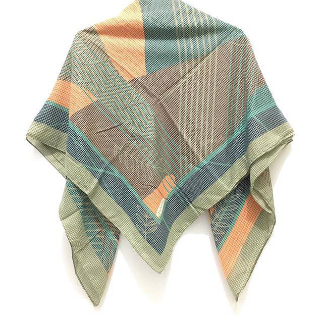 Hijab segi empat motif ansania