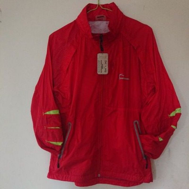 jaket olahraga merk NAKNINE