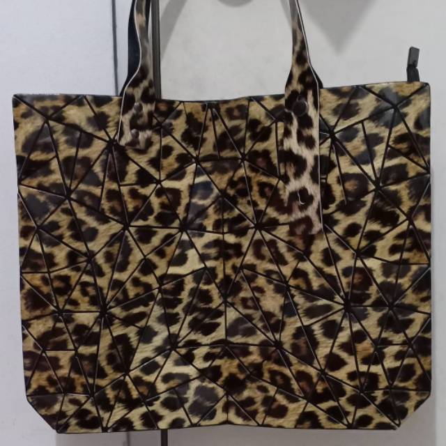 PRELOVED BAO BAO TOTE BAG motif leopard