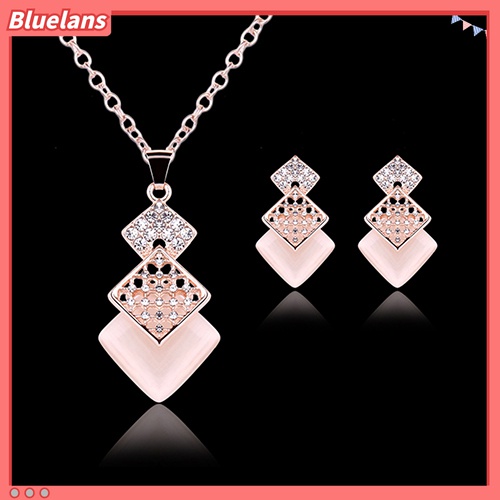 Set Perhiasan Kalung Anting Stud Liontin Persegi Aksen Berlian Imitasi Untuk Wanita