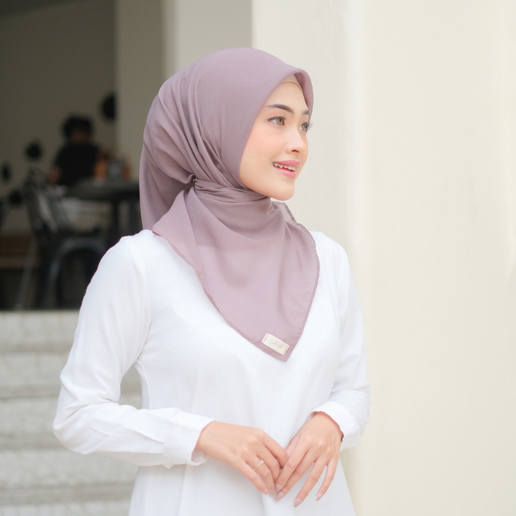 HIJAB POLLYCOTTON PREMIUM / HIJAB SEGI EMPAT / KERUDUNG SEGI EMPAT / HIJAB POLLYCOTTON / JILBAB SEGI EMPAT-ASH GREY