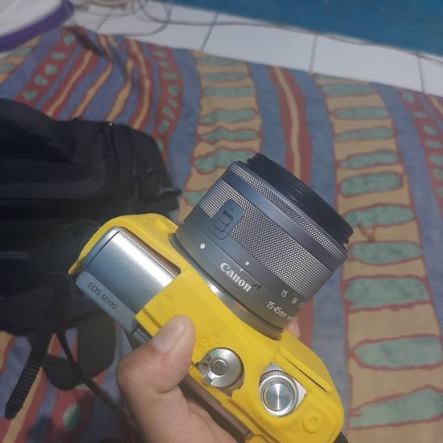 Canon eos m100