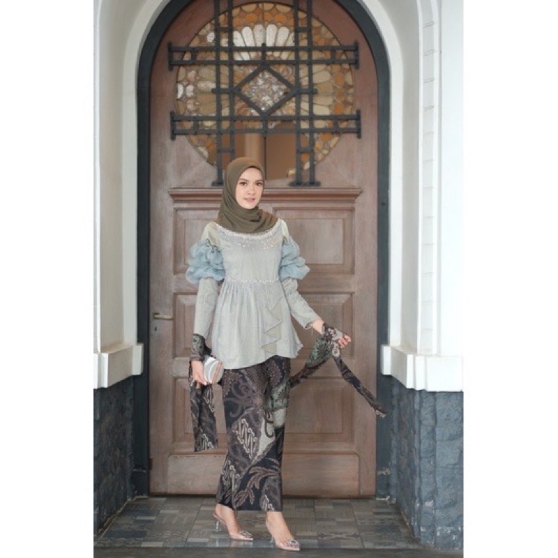 sarah blouse couple by Akita.id