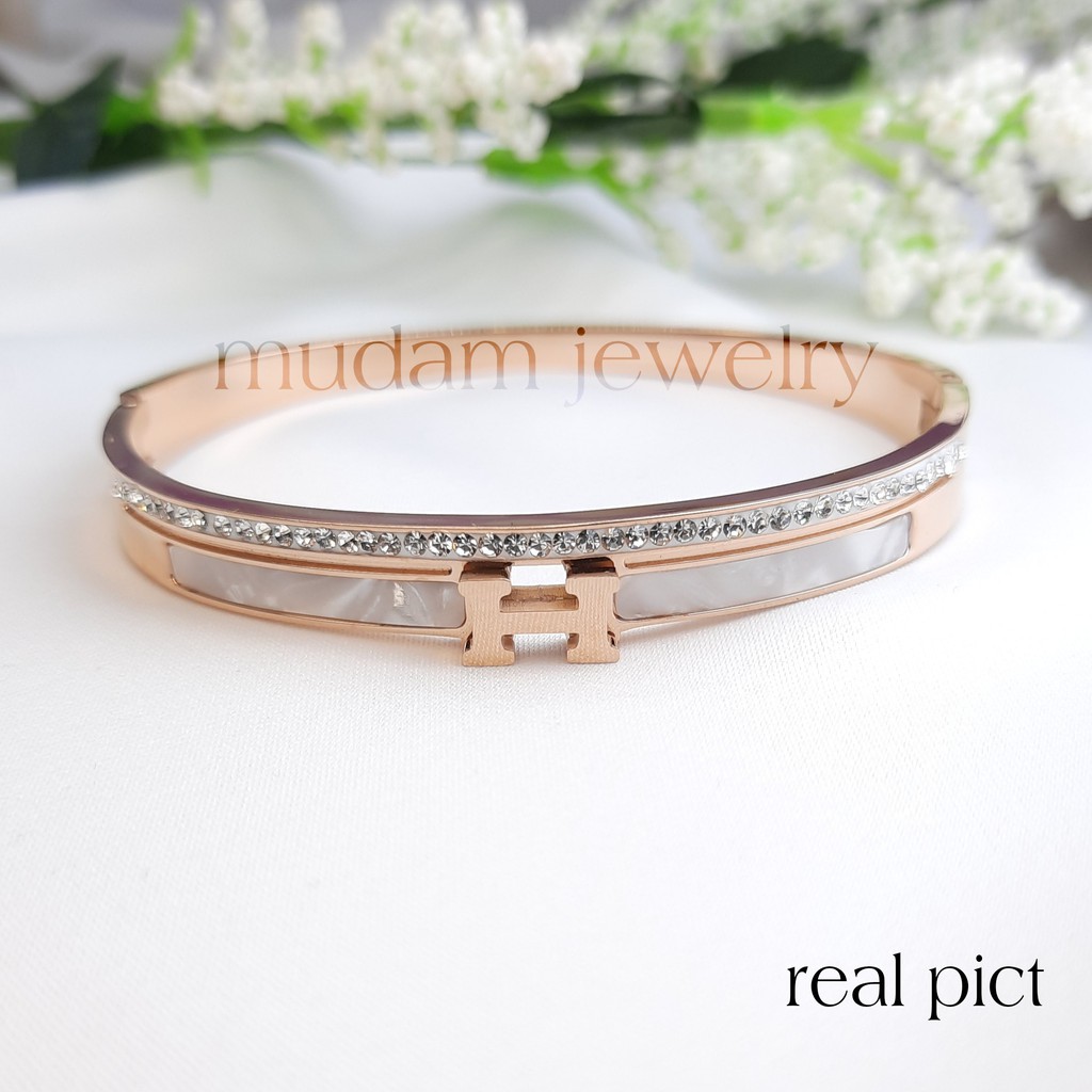 Gelang Bangle Titanium Huruf H White Shell Dengan Taburan Kristal Artifisial Warna Rosegold, Gold dan Silver