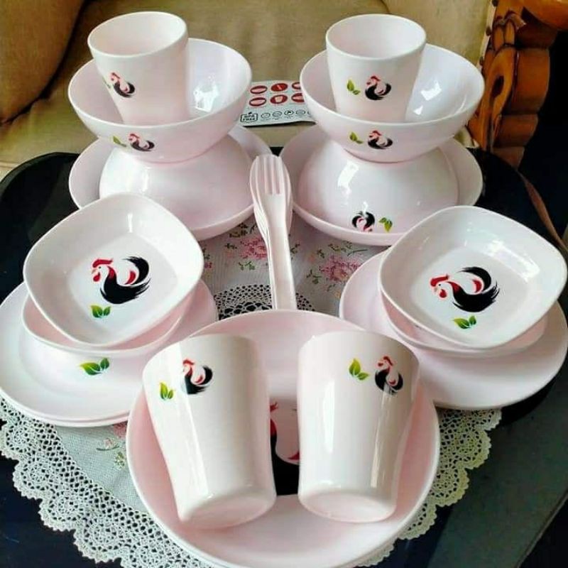 DINNER SET Alat makan Piring & Gelas Plastik/Motif Ayam Jago & Lesti Peach