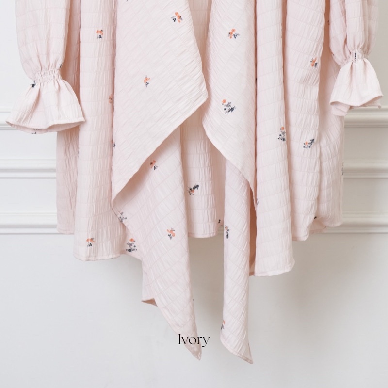 Winter Rose Outer Jumbo / Outer Jumbo / Outer Premium crinkle / outer motif-Ivory