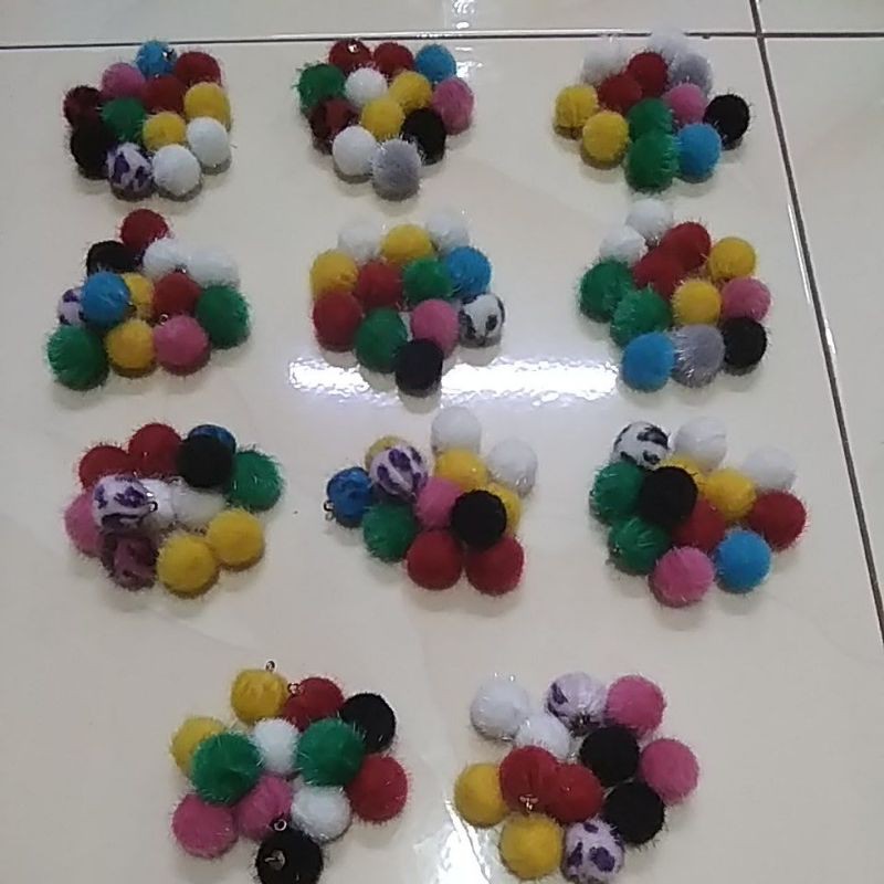 

pompom landak 18,500 per lusin