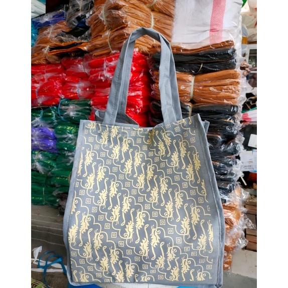 

Harga Lusin Isi 12 Pcs- Kotak Batik Heboh Size 22X22-Termurah Senusantara