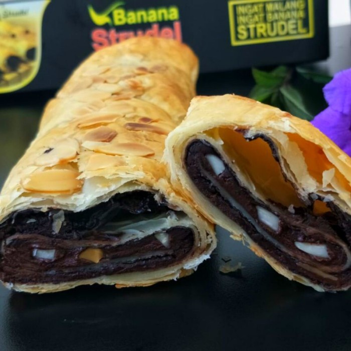 

almond malang original oleh choco strudel apel strudel Banana kota ole