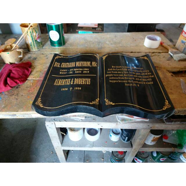 Batu nisan lempengan bentuk buku