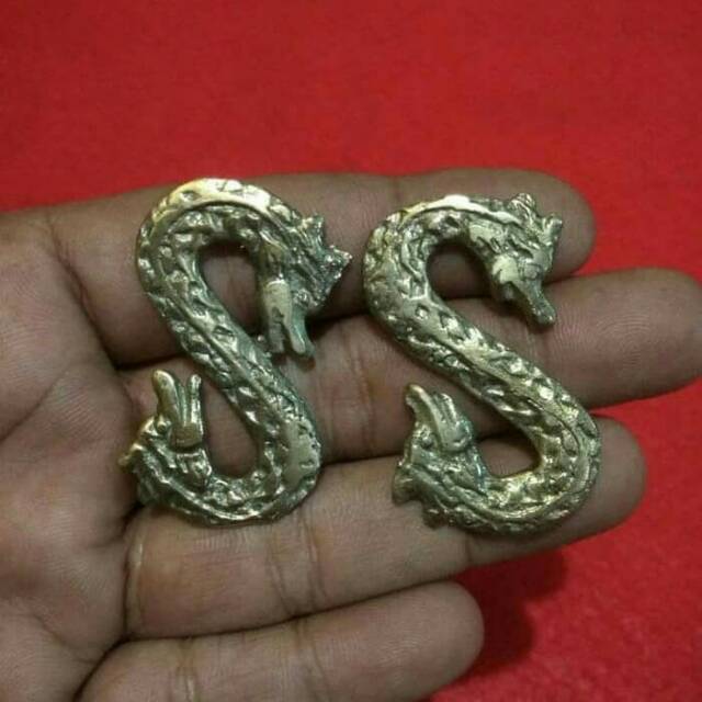 Naga kepala dua kuningan