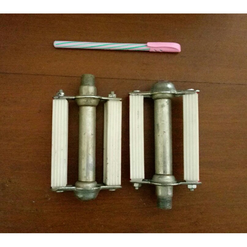BIKE PEDAL SEPEDA ONTHEL JENGKI RESIN PLASTIK PUTIH MERAH