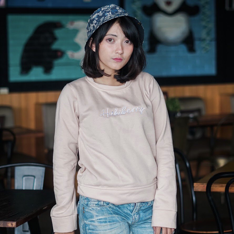 CREAMY SWEATSHIRT (HUKI X GHEA INDRAWARI EDITION)