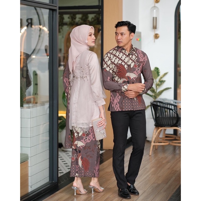 (Akita-nadine tunik series Nude) set couple kebaya wanita &amp; kemeja batik pria. kebaya wisuda kebaya kondangan kebaya lamaran bahan lace premium