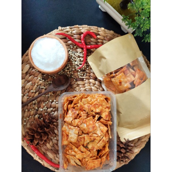 

KERIPIK PANGSIT PEDAS DAUN JERUK | KEMASANAN BOX