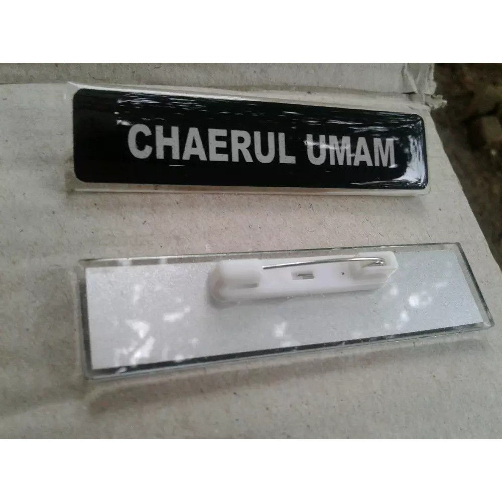 

Name Tage Papan Nama Custom Akrilik Bening/Hitam Pengait Peniti Dengan Desgn Tulisan Silver Dan Gold
