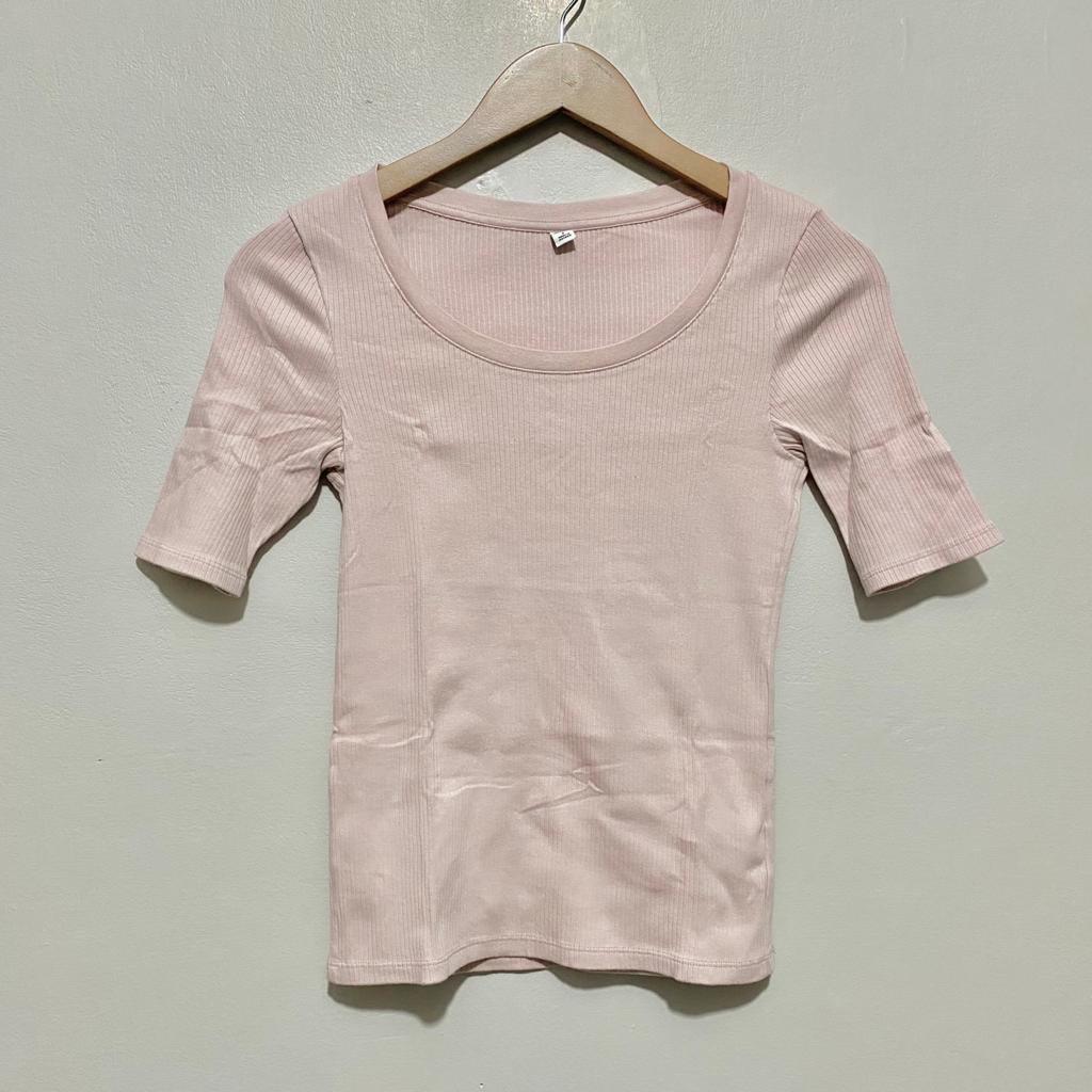 cloaks. / kaos uniqlo ungu / atasan wanita / preloved