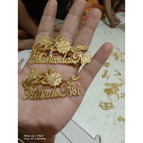 Bros ukir nama lapis emas