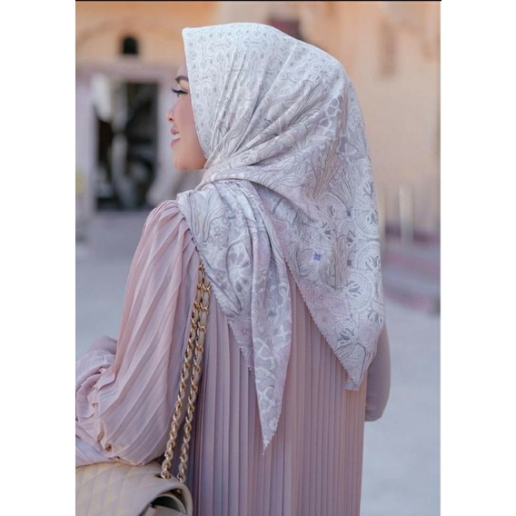 Preloved Buttonscarves Maharani Safed