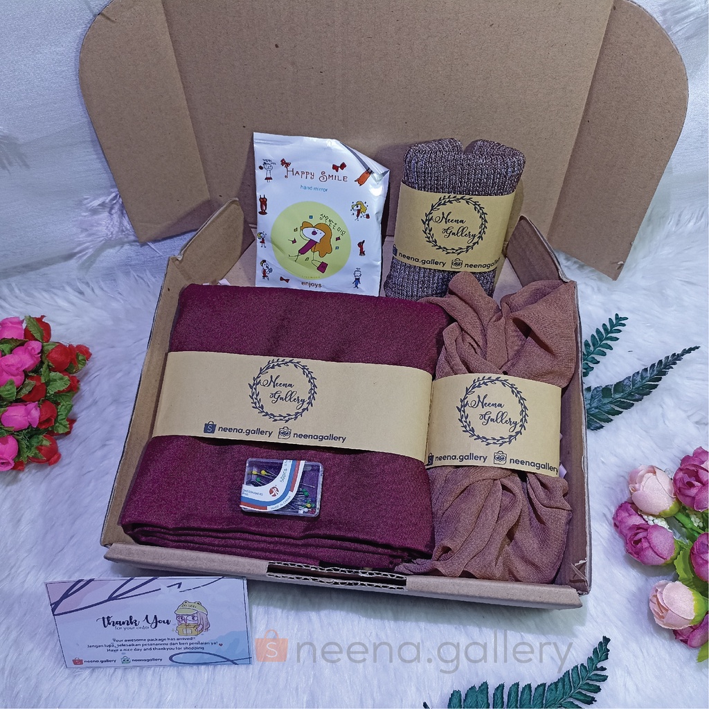 

Hampers Hijab / Hampers Kerudung Azara Jilbab Segi Empat Voal Oskara LaserCut / Gift Box Hijab / Kado Ulang Tahun / Kado Wisuda / Hampers Lebaran / Souvenir