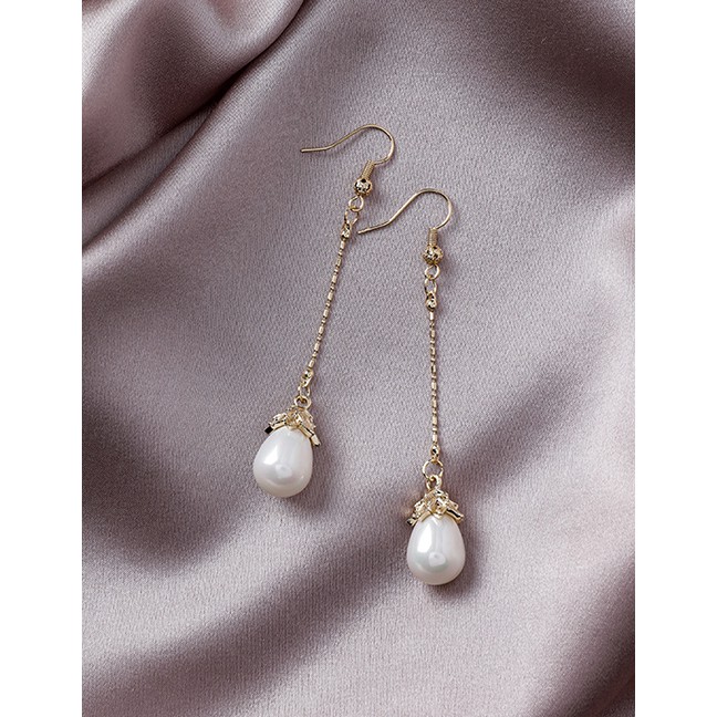 LRC Anting Gantung Fashion Long Gold Pearl Flower Drop Earrings D28094