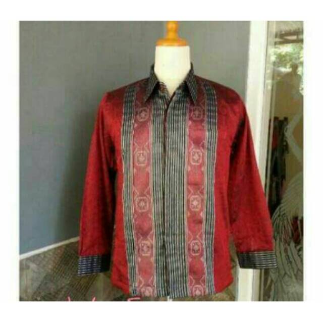 Kemeja tenun baron