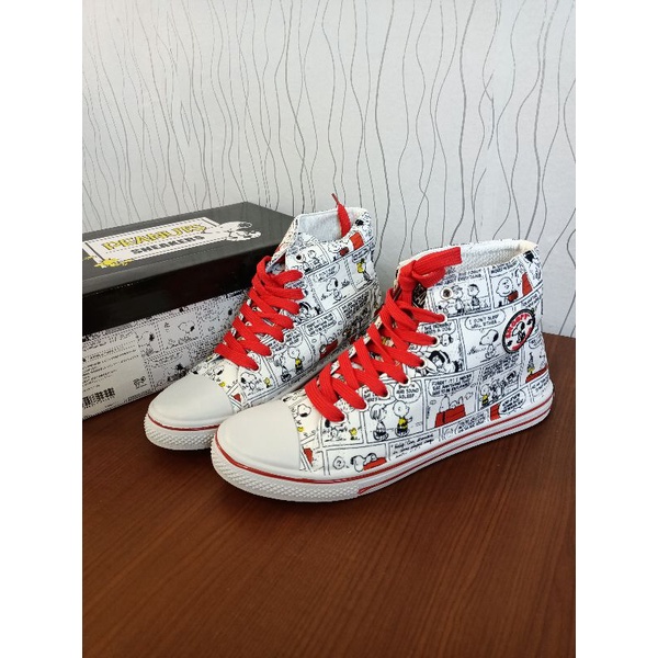 Sepatu Sneakers Snoopy Red