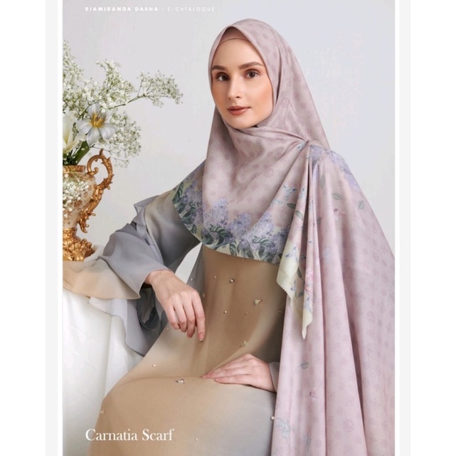 Peeloved Scarf Dasha Carnetia Hydra dan Garbera by Ria miranda