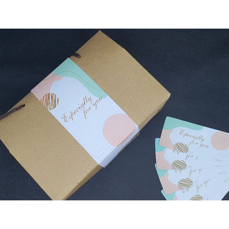 

Dus Tenteng / Goodie Bag + Band Especially for you + Kartu Ucapan ( 1 pack isi 5 pcs dus )