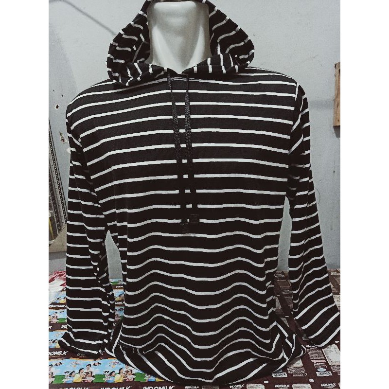 kaos hoodie hitam putih kecil lengan panjang