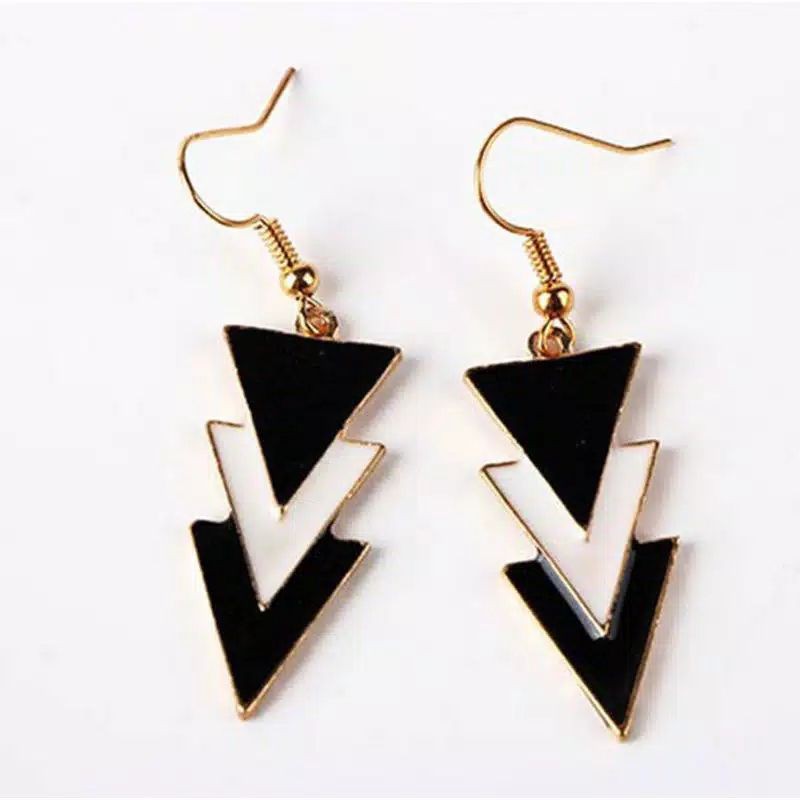 Anting segitiga hitam putih model gantung