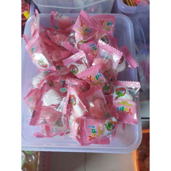 

PERMEN YUPI STRAWBERY KISS 4.2g dijual per pcs