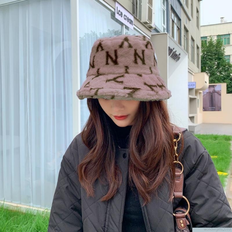 Topi Bucket Motif Tulisan Bahan Plush Wol Domba Tebal Hangat Gaya Retro Korea Untuk Wanita