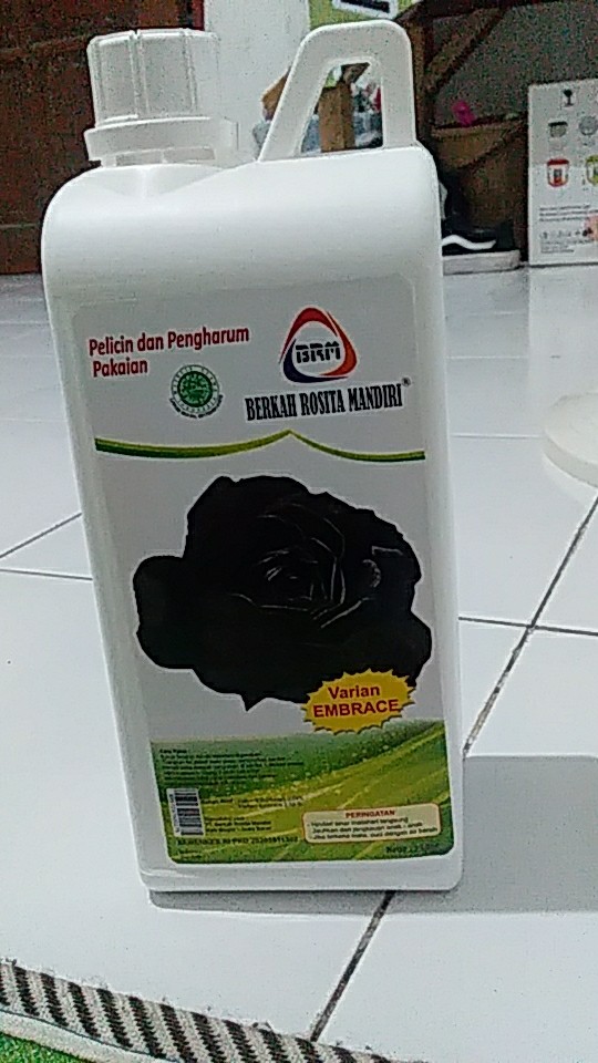 Pelicin Dan Pengharum Pewangi Pelembut Pakaian Baju Laundry Brm Jerigen 1 Liter
