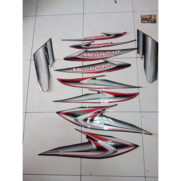 stiker Megapro 2005 hitam