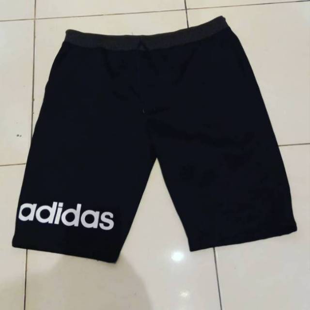 Celana pendek kolor Adidas