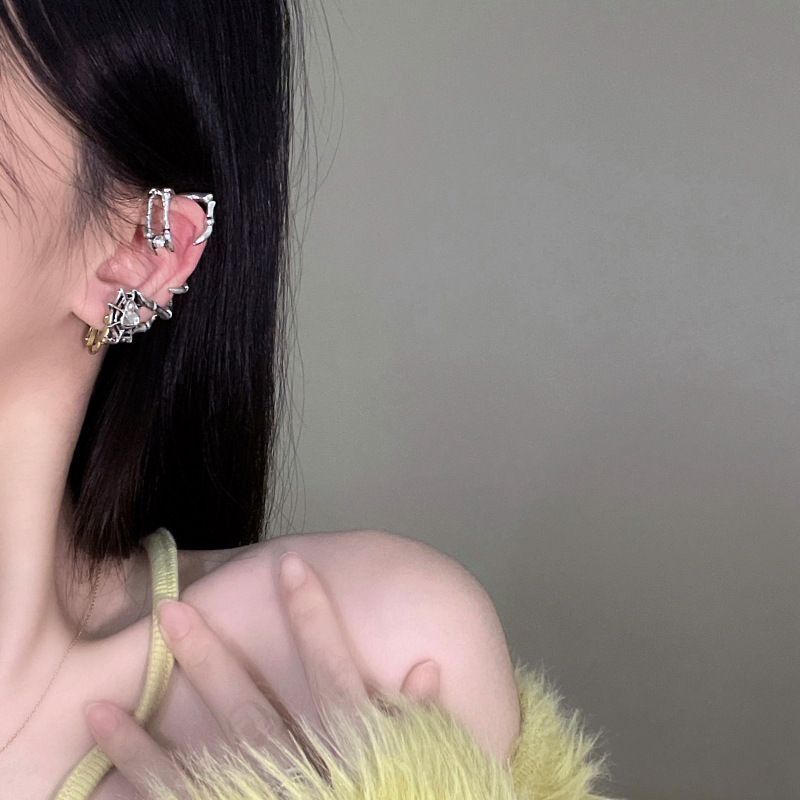 Anting Tusuk Gantung Bahan Metal Desain Hati Hias Zircon Gaya Retropunktrendy Untuk Wanita